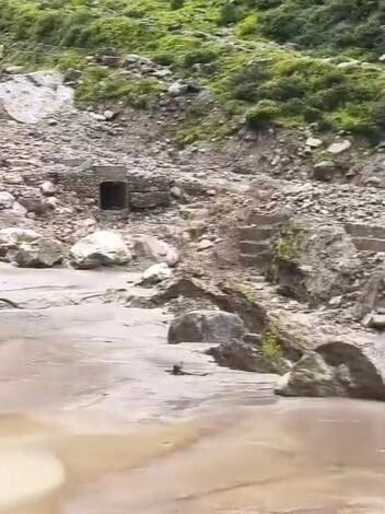 उत्तराखंड में भारी बारिश और भूस्खलन के कारण चारधाम यात्रा रोकी गई