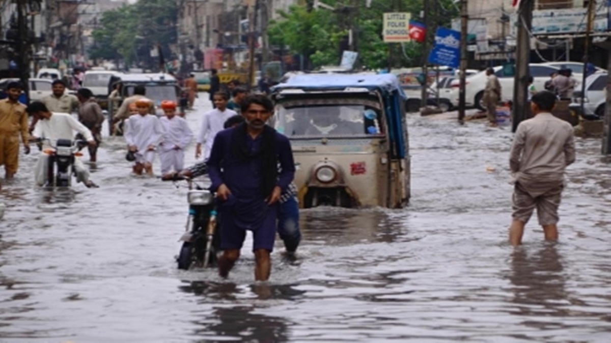 Weather Update: देश के कई हिस्सों में फिर बदलेगा मौसम, कहीं मूसलाधार बारिश तो कहीं तूफान का अलर्ट