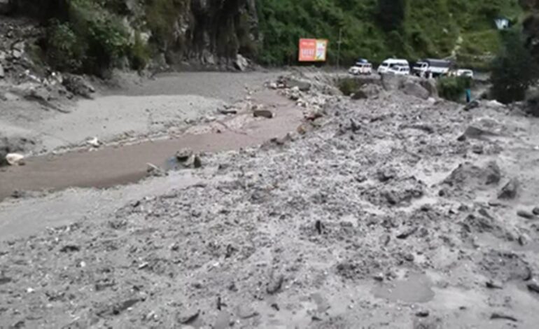 उत्तराखंड में बारिश का कहर: भूस्खलन से बद्रीनाथ राष्ट्रीय राजमार्ग समेत कई अहम रास्ते बंद