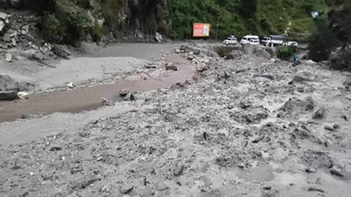 उत्तराखंड में बारिश का कहर: भूस्खलन से बद्रीनाथ राष्ट्रीय राजमार्ग समेत कई अहम रास्ते बंद