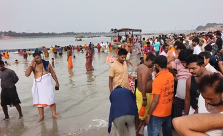 आषाढ़ अमावस्या पर त्रिवेणी संगम में आस्था का सैलाब, पितरों की शांति के लिए श्रद्धालुओं ने किए तर्पण-अनुष्ठान
