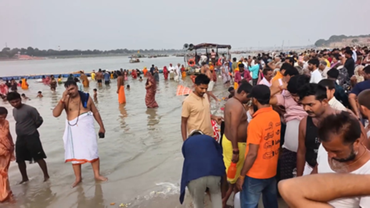 आषाढ़ अमावस्या पर त्रिवेणी संगम में आस्था का सैलाब, पितरों की शांति के लिए श्रद्धालुओं ने किए तर्पण-अनुष्ठान