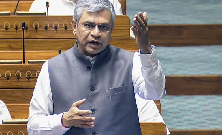 यात्रियों को सुरक्षित पैकेज्ड पेयजल उपलब्ध कराने के लिए रेलवे चला रहा 19 रेल नीर प्लांट