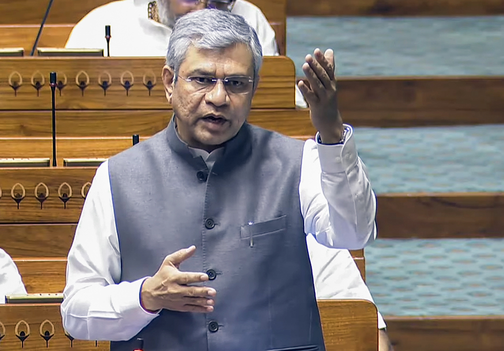 यात्रियों को सुरक्षित पैकेज्ड पेयजल उपलब्ध कराने के लिए रेलवे चला रहा 19 रेल नीर प्लांट