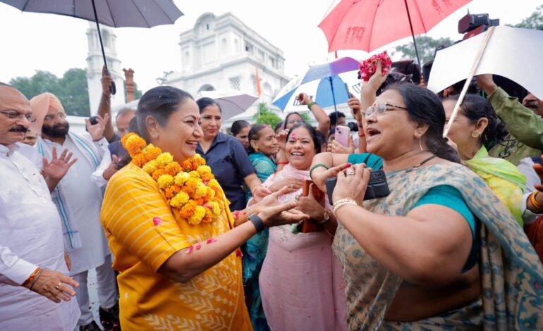 दिल्ली में ‘लक्ष्मी योजना लागू’ होने पर महिलाओं ने मुख्यमंत्री रेखा गुप्ता का किया जोरदार स्वागत