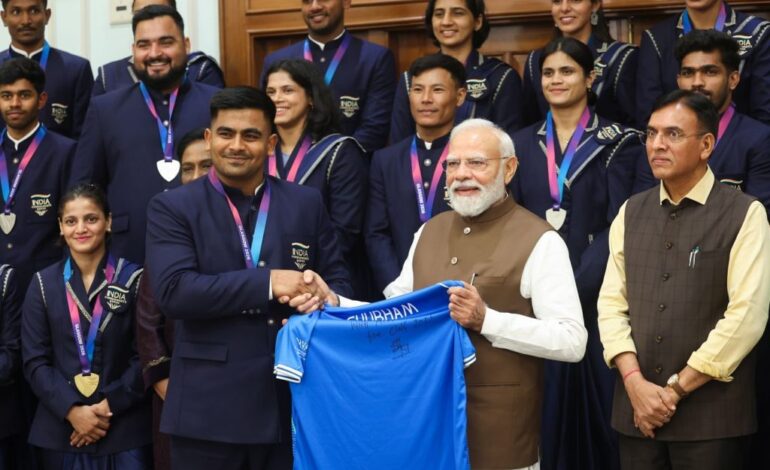 पीएम मोदी ने कॉमनवेल्थ गेम्स के पदक विजेताओं से की मुलाकात, खिलाड़ियों की सफलता को सराहा