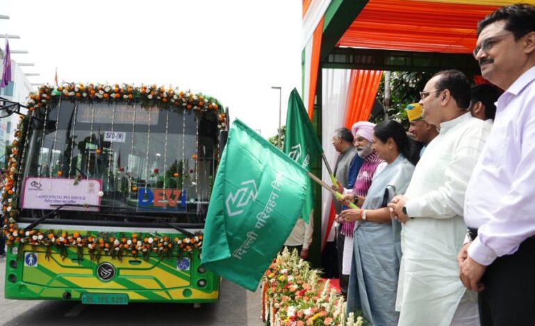 दिल्ली के उपराज्यपाल तरनजीत सिंह संधू और सीएम रेखा गुप्ता ने 200 इलेक्ट्रिक बसों को हरी झंडी दिखाई