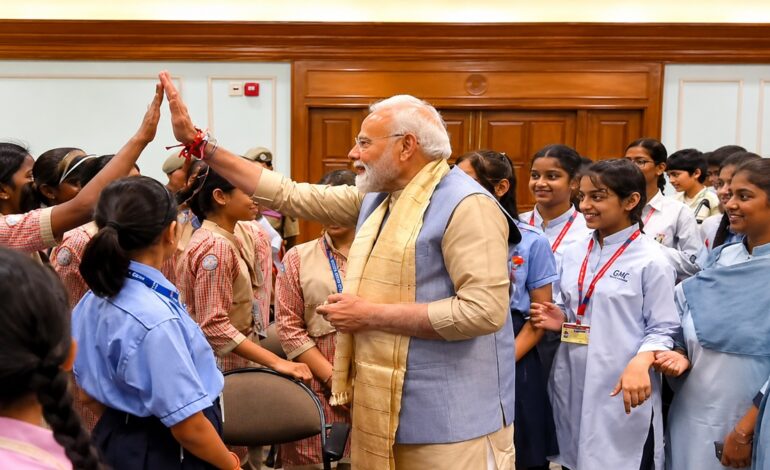 ‘हाई-फाइव, मुस्कान और ढेर सारा प्यार’, पीएम मोदी ने स्कूली बच्चों संग मनाया रक्षाबंधन