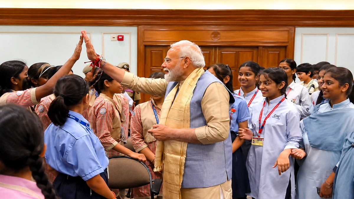 ‘हाई-फाइव, मुस्कान और ढेर सारा प्यार’, पीएम मोदी ने स्कूली बच्चों संग मनाया रक्षाबंधन
