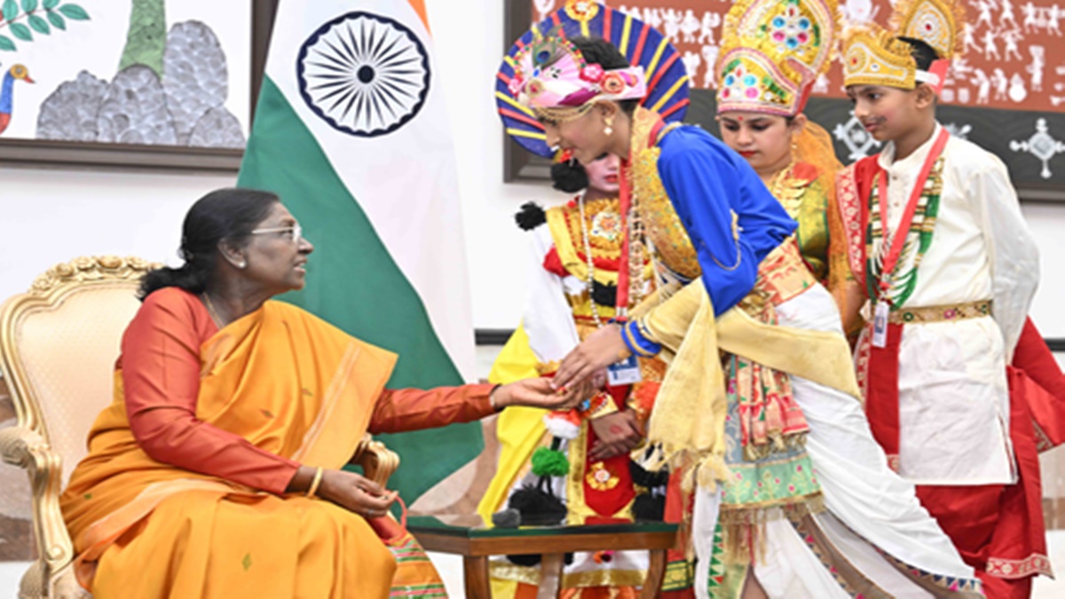 राष्ट्रपति मुर्मु ने बच्चों संग मनाया रक्षाबंधन, बोलीं- ‘राखी का महत्व भाई-बहन के रिश्ते से कहीं बढ़कर’