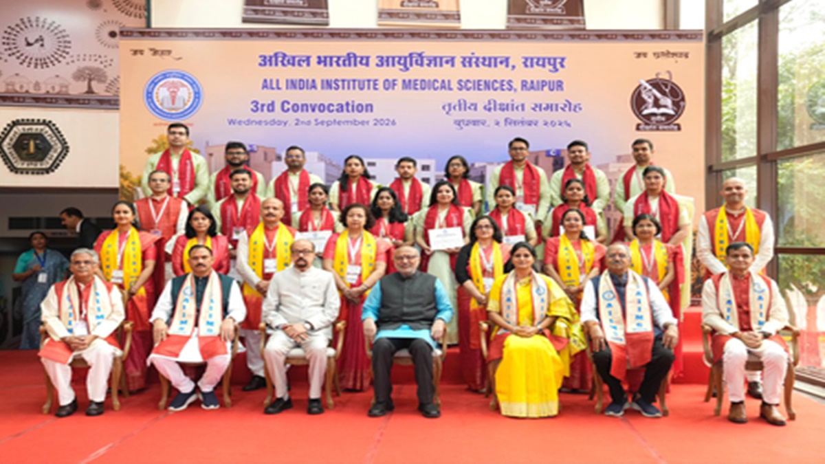 रायपुर एम्स के दीक्षांत समारोह में उपराष्ट्रपति ने बांटे स्वर्ण पदक, छत्तीसगढ़ की उपलब्धि को सराहा